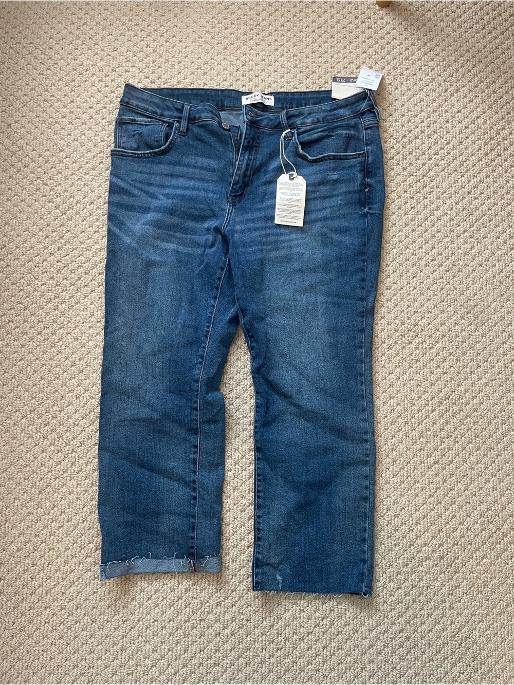 NWT Brody (bootlegger) Medium Blue Cropped Raw-Hem Women's Jeans